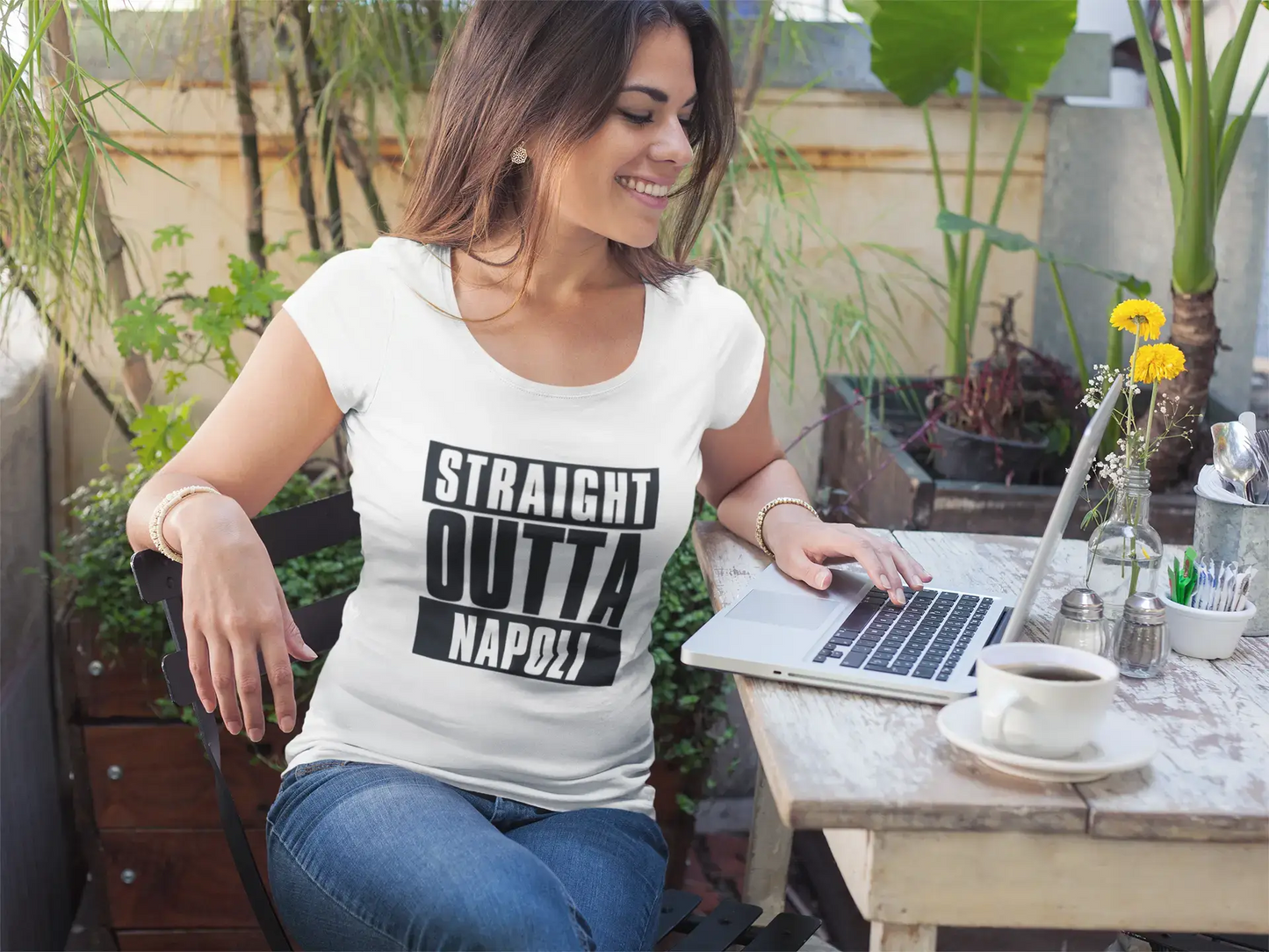 Straight Outta Napoli Damen-Kurzarm-T-Shirt mit Rundhalsausschnitt, 100 % Baumwolle, erhältlich in den Größen XS, S, M, L, XL. 00026