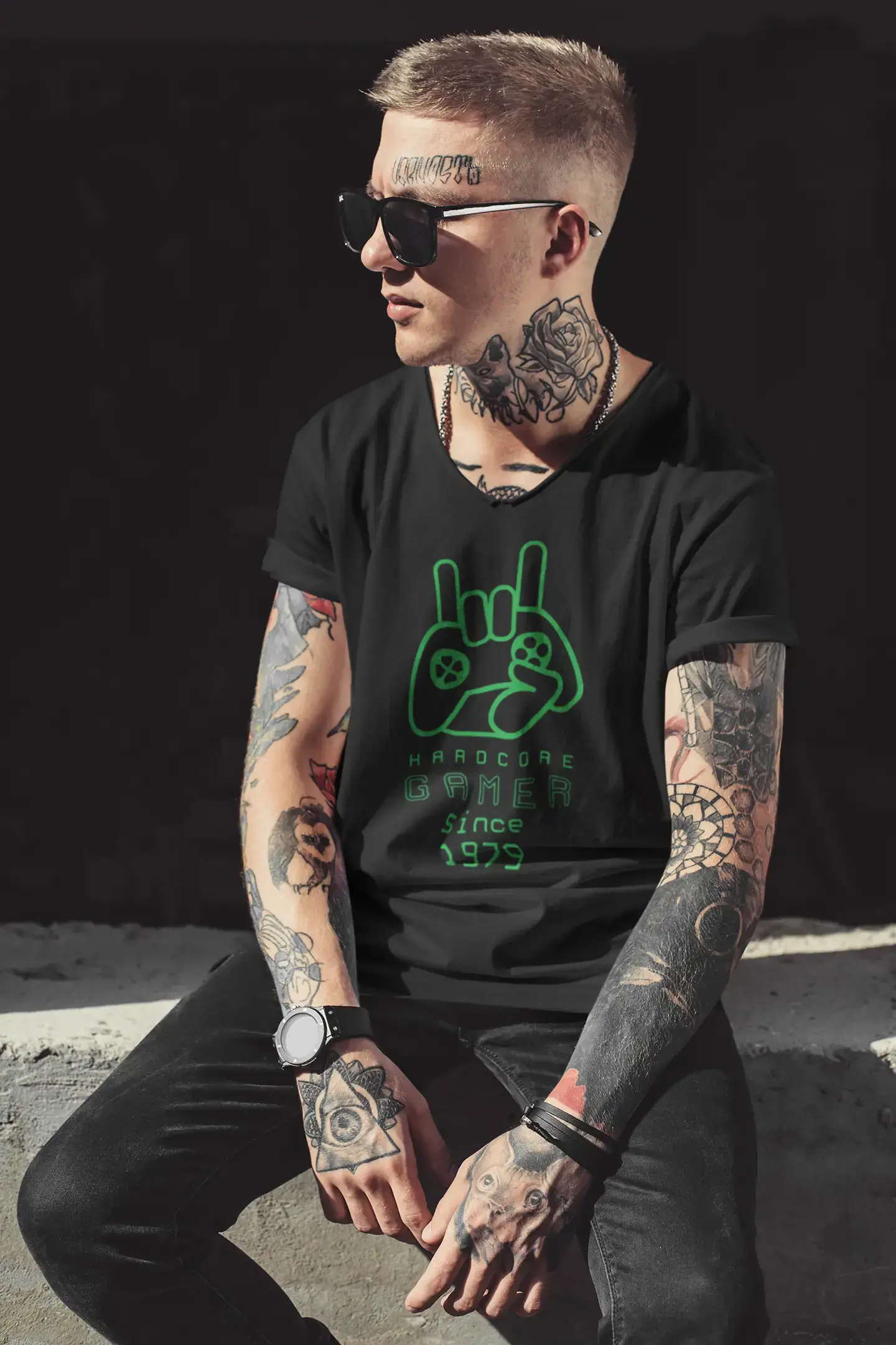Men's Graphic V-Neck T-Shirt Hardcore Gamer Since 1979 Deep Black