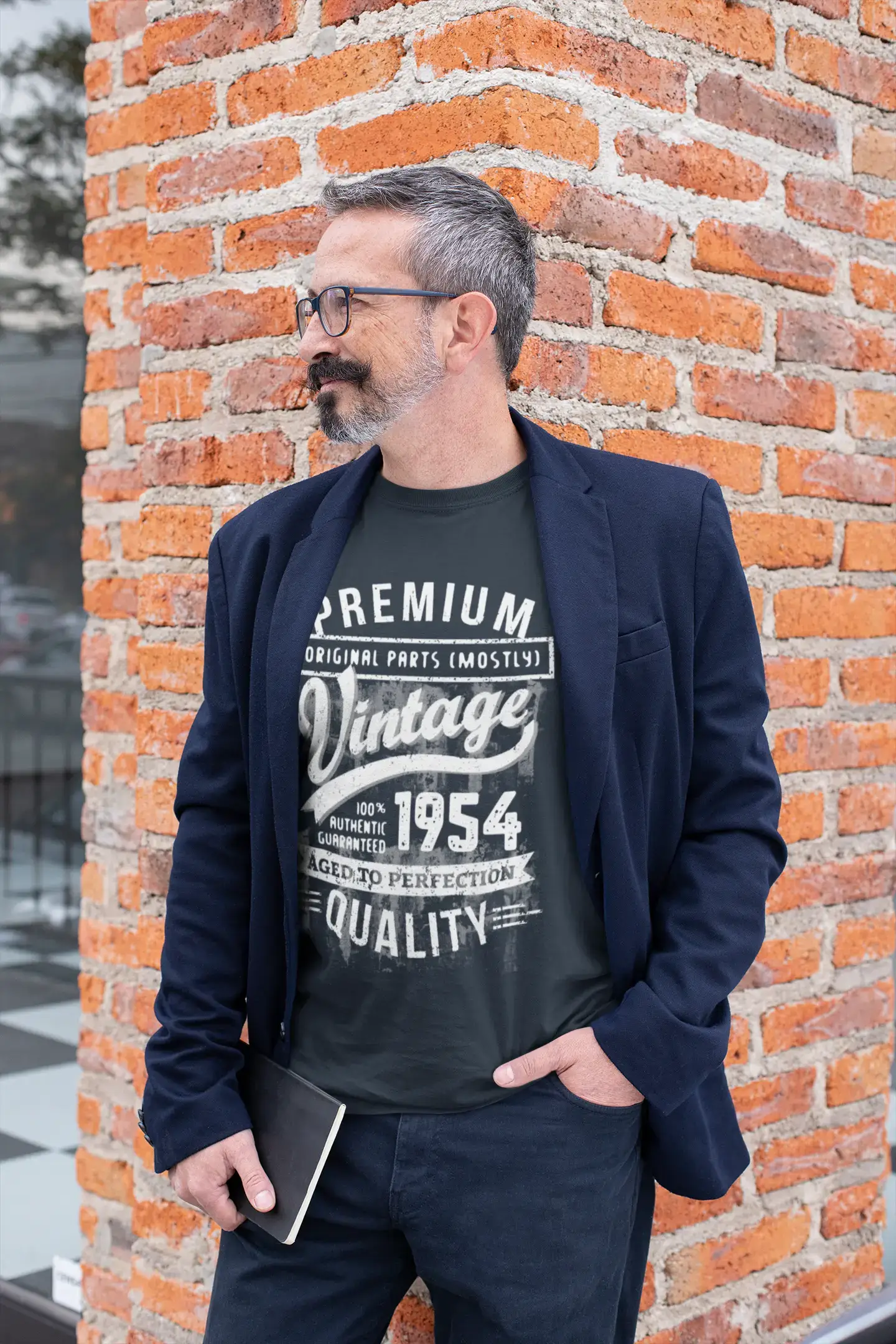 ULTRABASIC – <span>Grafisches</span> <span>Herren</span> -T-Shirt „1954 Aged to Perfection“ <span>als</span> <span>Geburtstagsgeschenk</span>