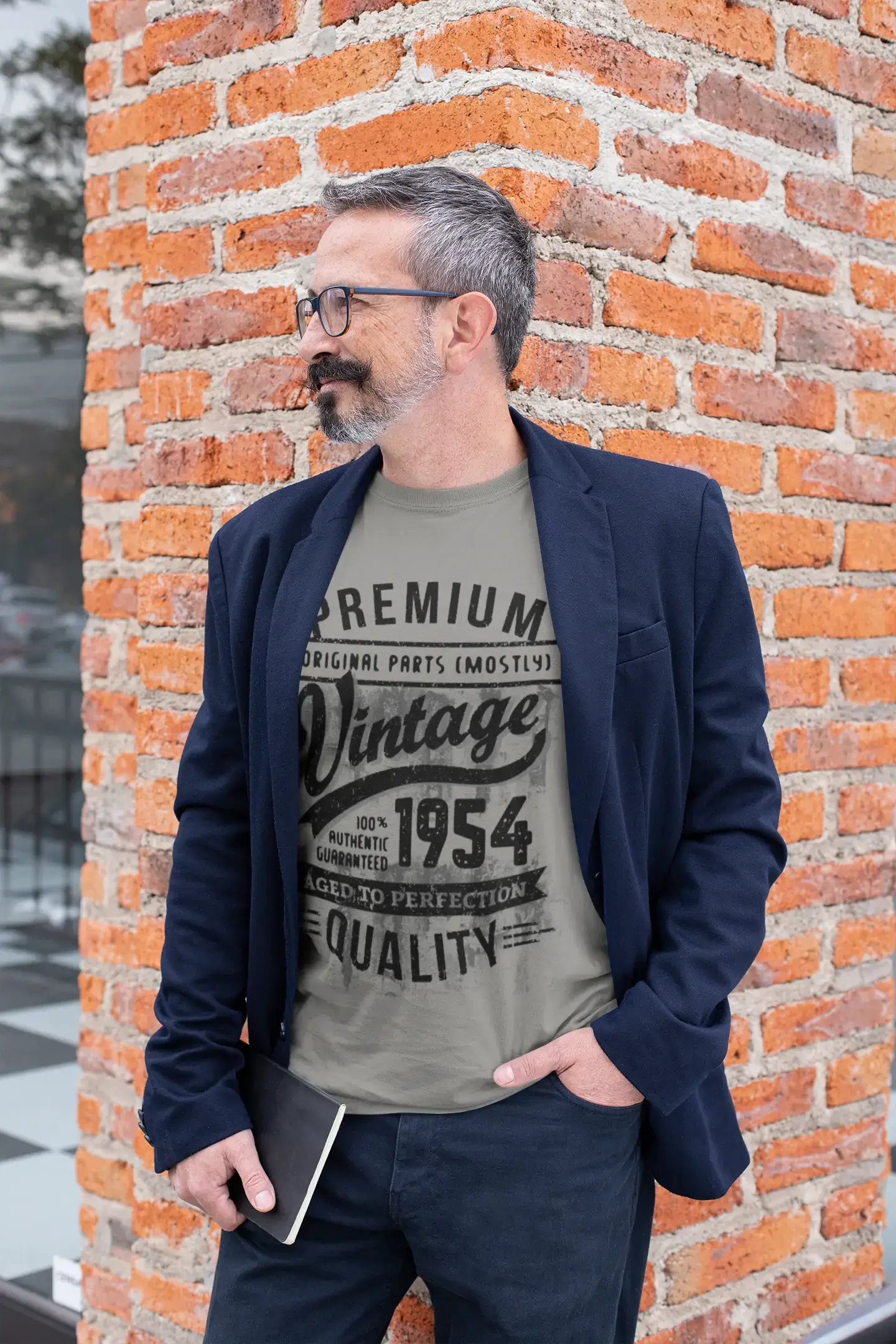 ULTRABASIC – <span>Grafisches</span> <span>Herren</span> -T-Shirt „1954 Aged to Perfection“ <span>als</span> <span>Geburtstagsgeschenk</span>