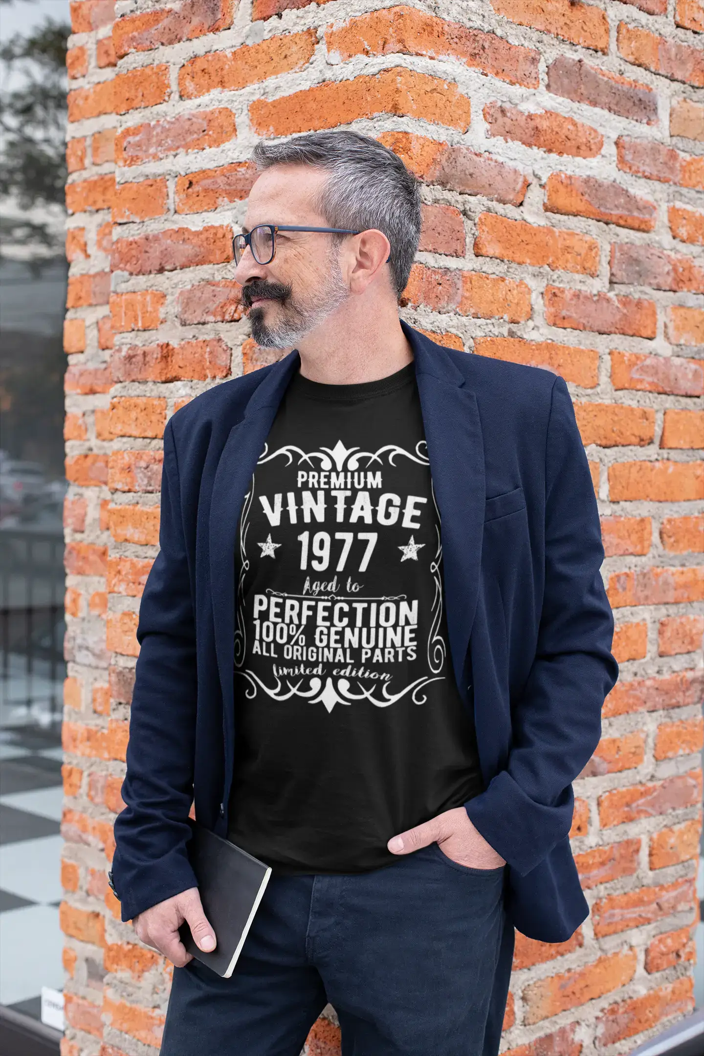 ULTRABASIC - Graphic Men's 1977 Aged to Perfection Birthday Gift T-Shirt