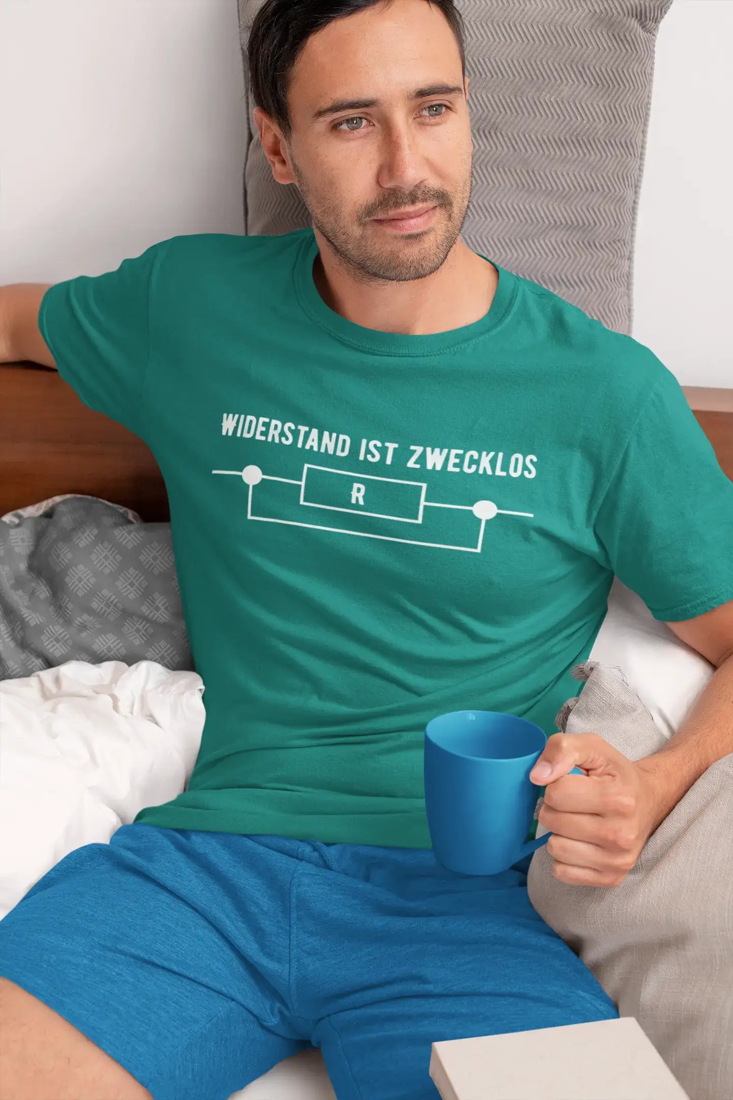 Men’s Graphic T-Shirt Widerstand Ist Zwecklos Lustige Military Green Gift Idea