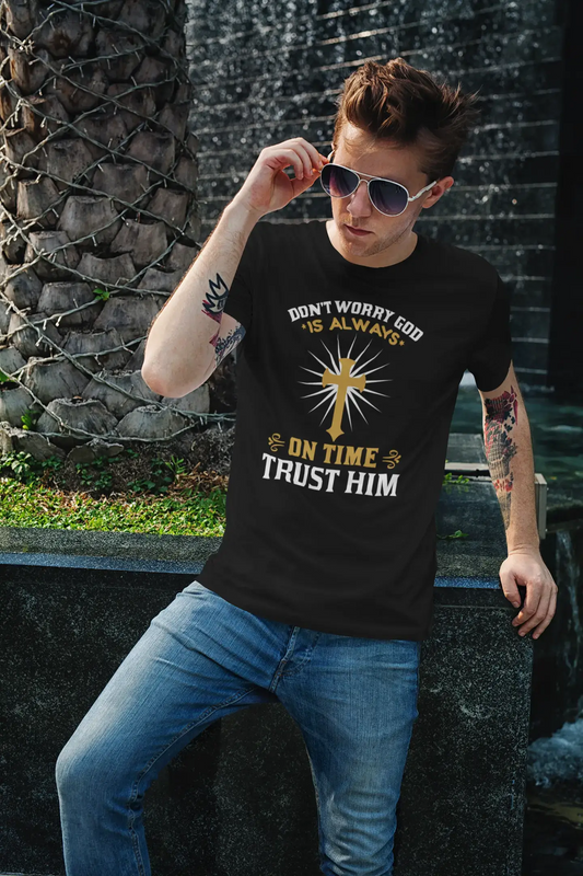 ULTRABASIC Herren-T-Shirt Gott ist immer pünktlich – Vertrauen Sie ihm – christlich und religiös