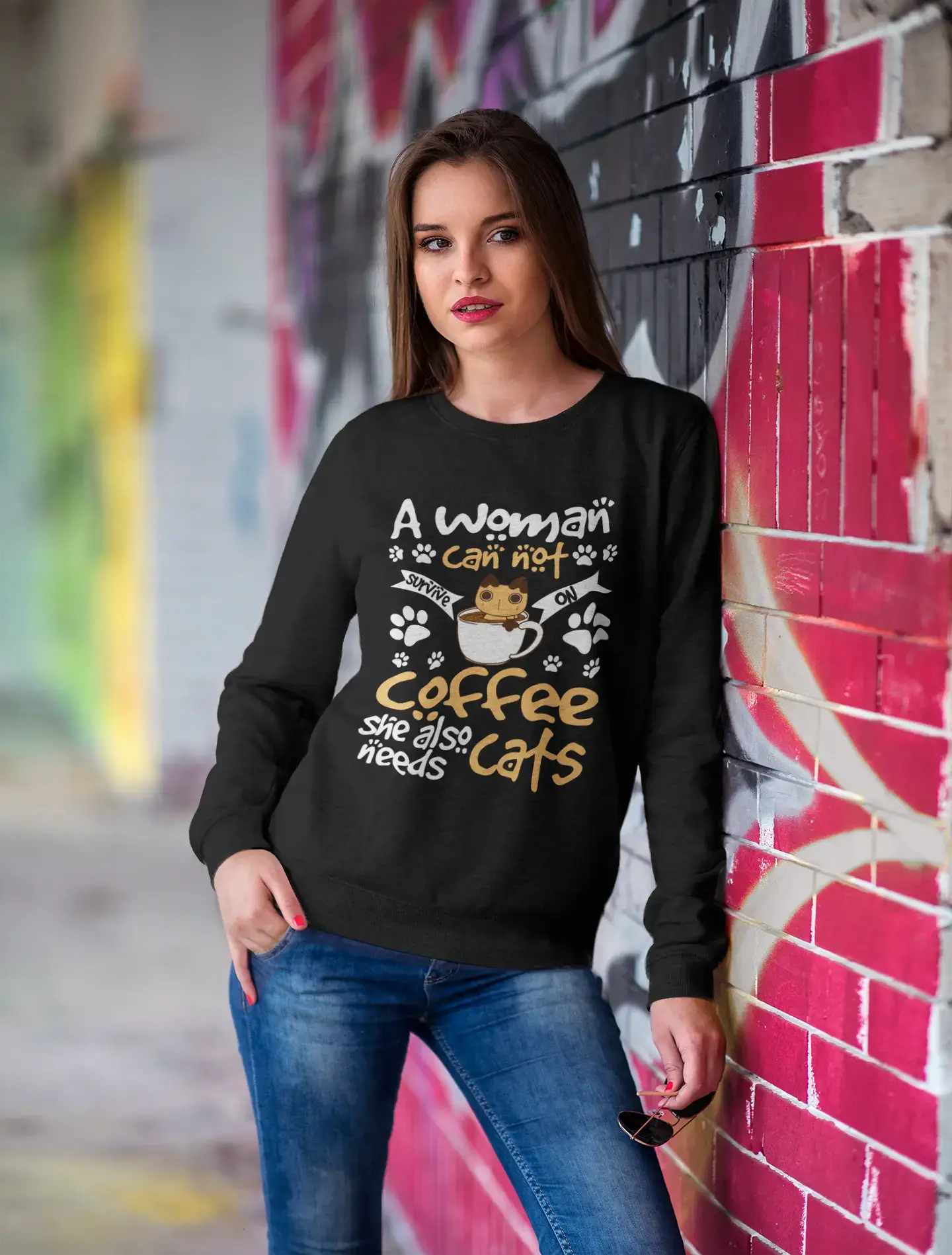 ULTRABASIC Damen-Sweatshirt „Can Not Survive on Coffee She Also Need Cats“ – lustiger Kitty-Pullover