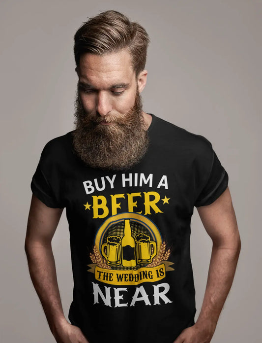 ULTRABASIC Herren-T-Shirt „Buy Him a Beer Wedding Is Near“ – Lustiges Bräutigam-Bierliebhaber-T-Shirt
