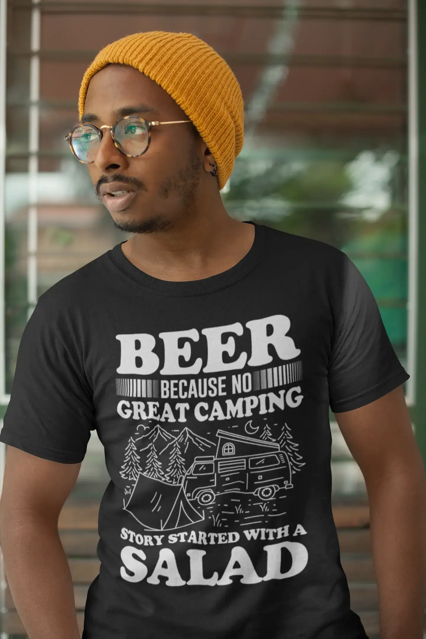 ULTRABASIC Herren-T-Shirt „Beer Because No Great Camping Story Started With a Salad“ – Bierliebhaber-T-Shirt