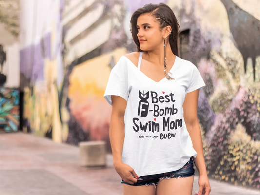 ULTRABASIC Damen-T-Shirt mit V-Ausschnitt „Best Bomb Swim Mom“ – Lustiges Mama-Zitat
