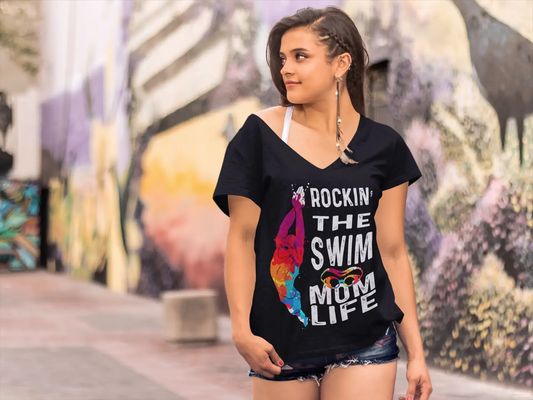 ULTRABASIC Damen-T-Shirt mit V-Ausschnitt Rockin The Swim Mom Life – Lustiges Mama-Zitat
