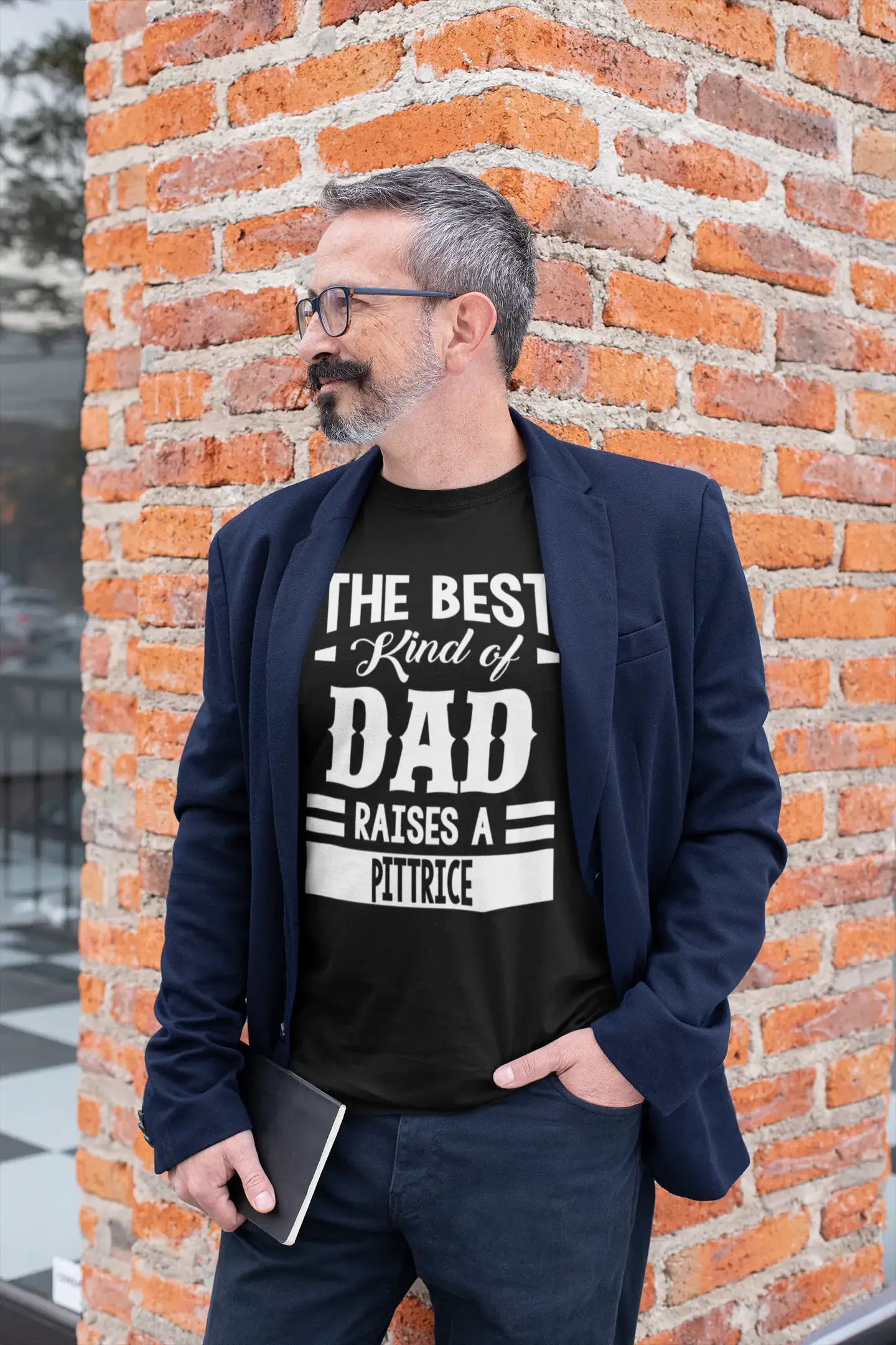 ULTRABASIC Herren-Grafik-T-Shirt „Dad Raises a Pittrice“.