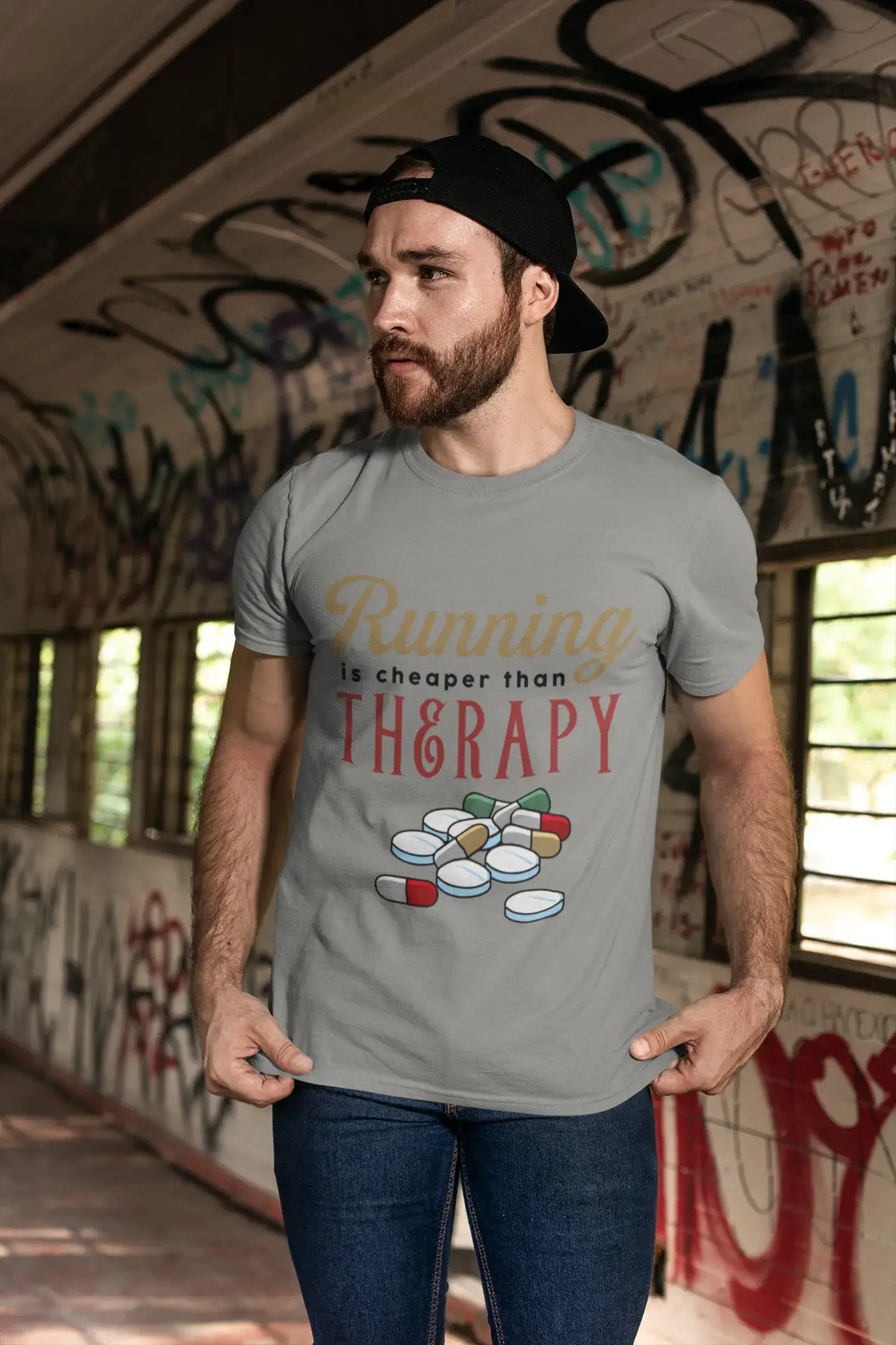 ULTRABASIC Herren-T-Shirt „Laufen ist billiger als Therapie – lustiges Läufer-T-Shirt“.
