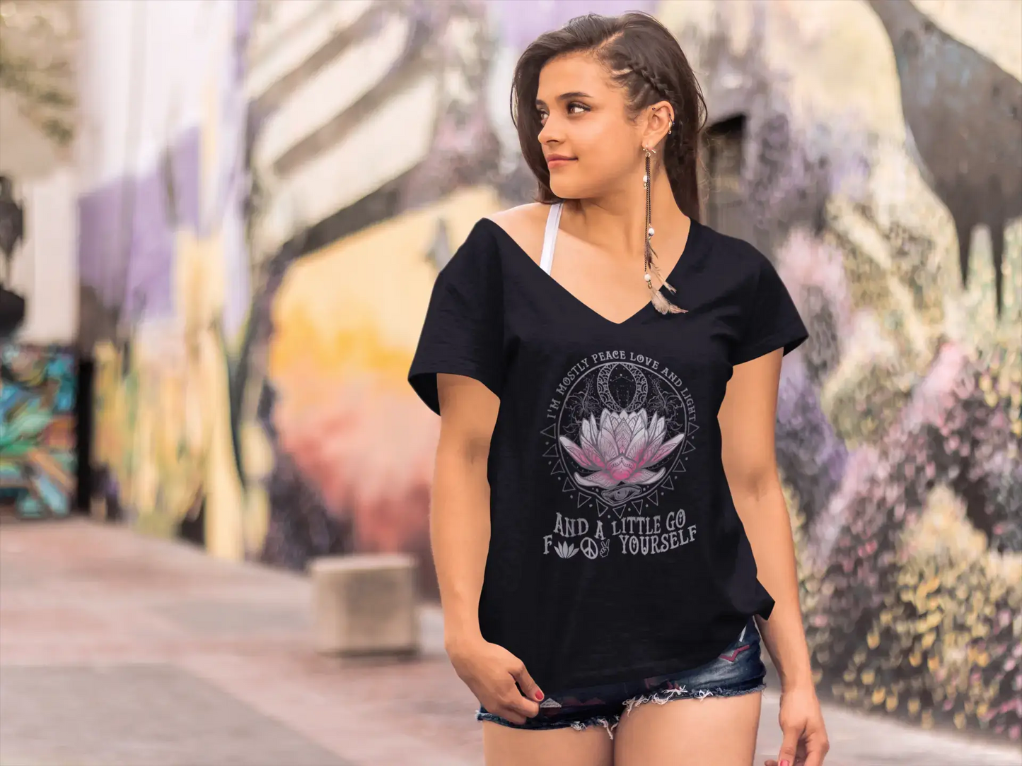 ULTRABASIC Damen-T-Shirt mit V-Ausschnitt „I'm Mostly Peace Love and Light“ – lustiges Yoga-Meditations-Geschenk-T-Shirt