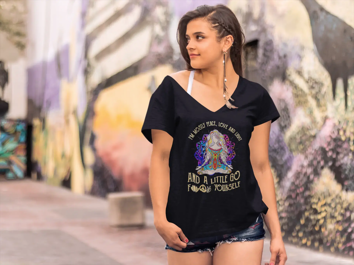ULTRABASIC Damen-T-Shirt mit V-Ausschnitt „I'm Mostly Peace Love and Light – Lustiges Yoga-Frieden“.