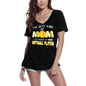 ULTRABASIC Damen-T-Shirt mit V-Ausschnitt „The Best Kind of Mom Raises a Softball Player“ – Lustiges Mama-Zitat