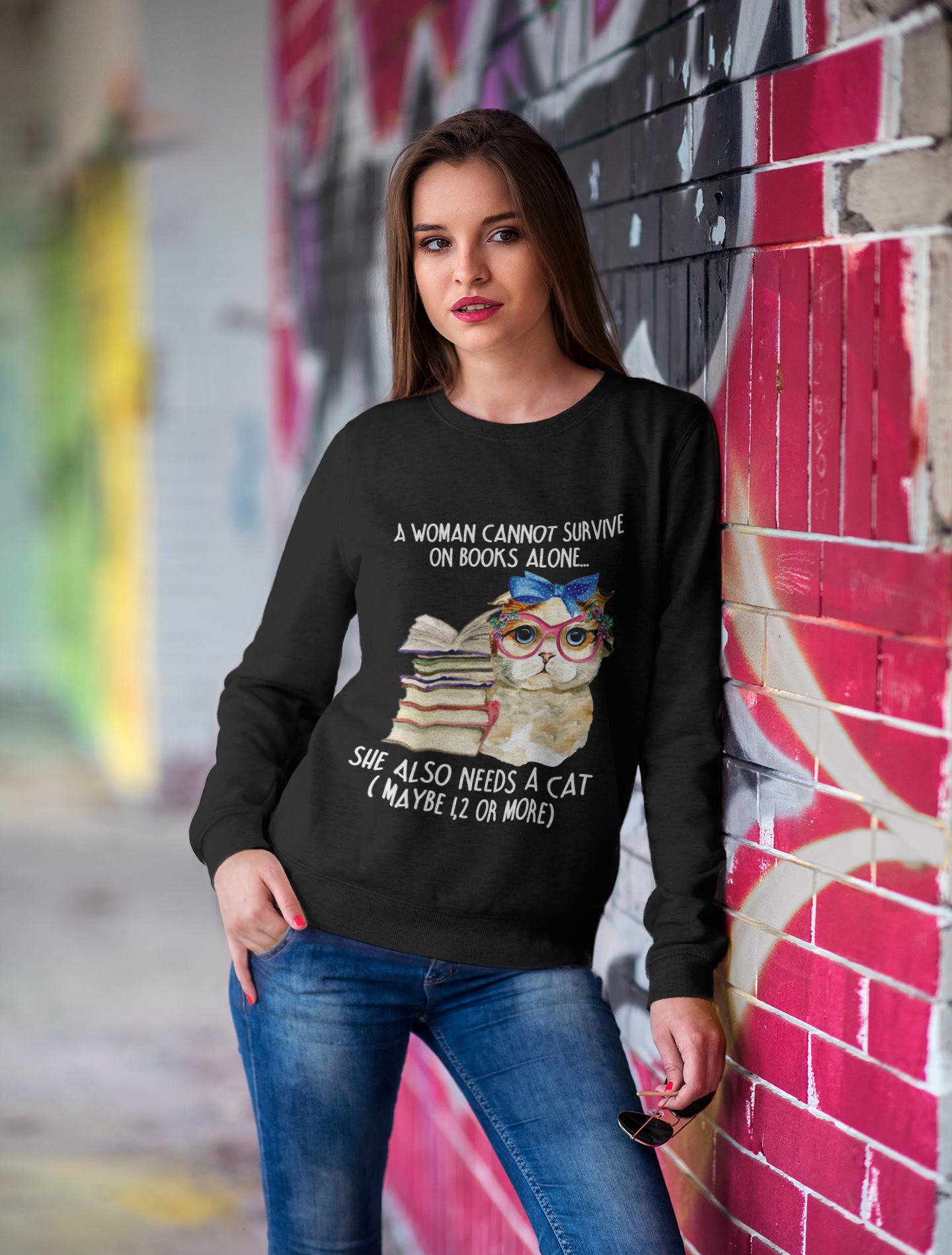 ULTRABASIC Damen-Sweatshirt She Also Needs Cat – Süße Katze mit Büchern
