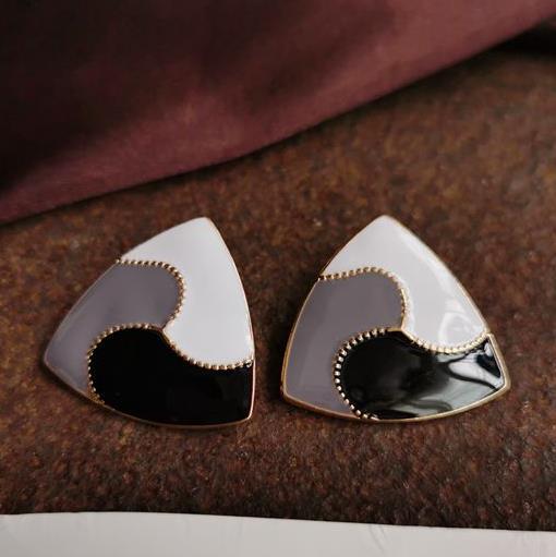 HUANZHI 2019 White Geometric Round Square Irregular Hollow Pearlescent Starry Sky Calla Lily Enamel Earrings for Women Girls