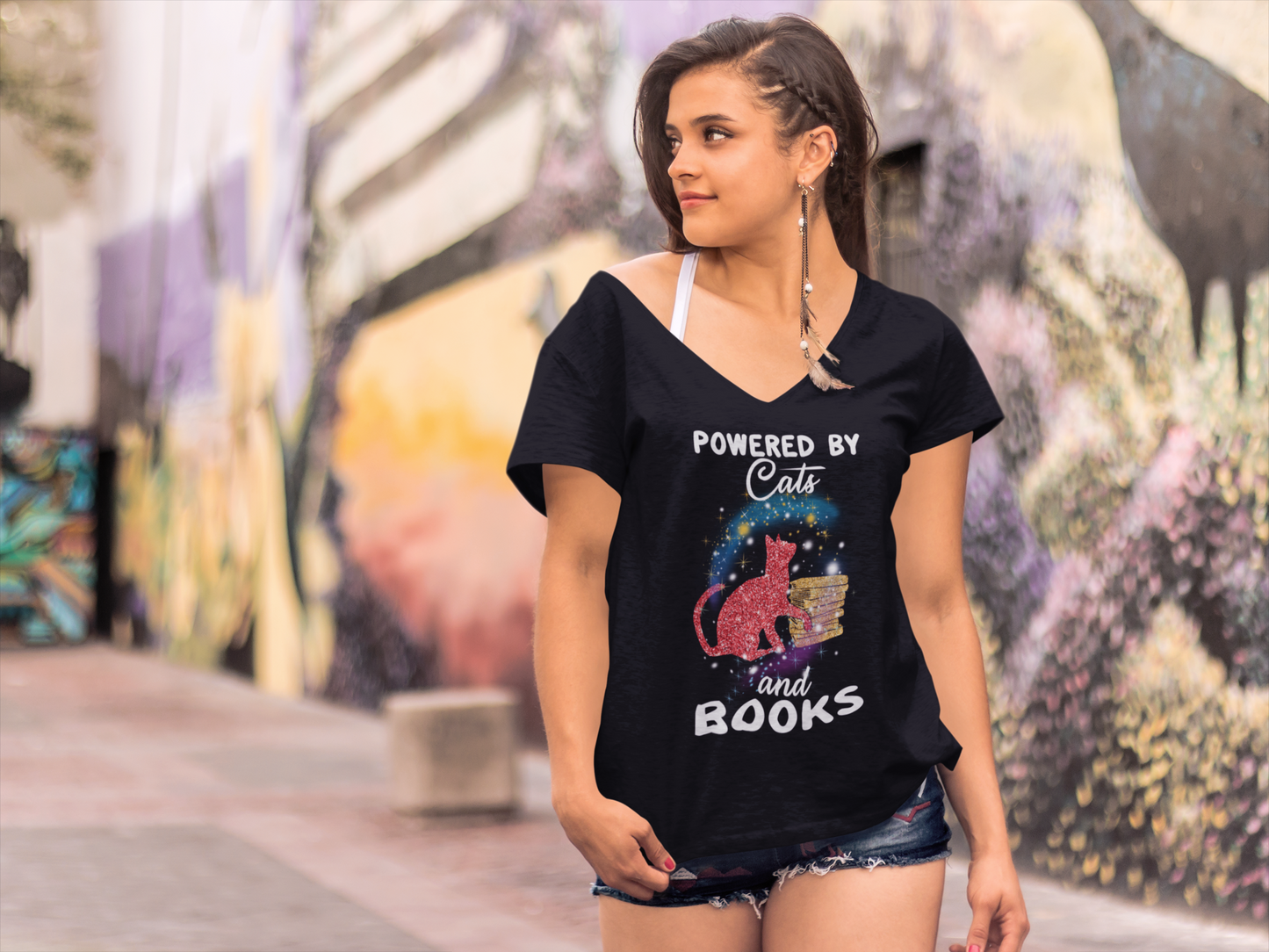 ULTRABASIC Damen-T-Shirt Powerd By Cats and Books – Lustiges Kätzchen-Shirt für Katzenliebhaber