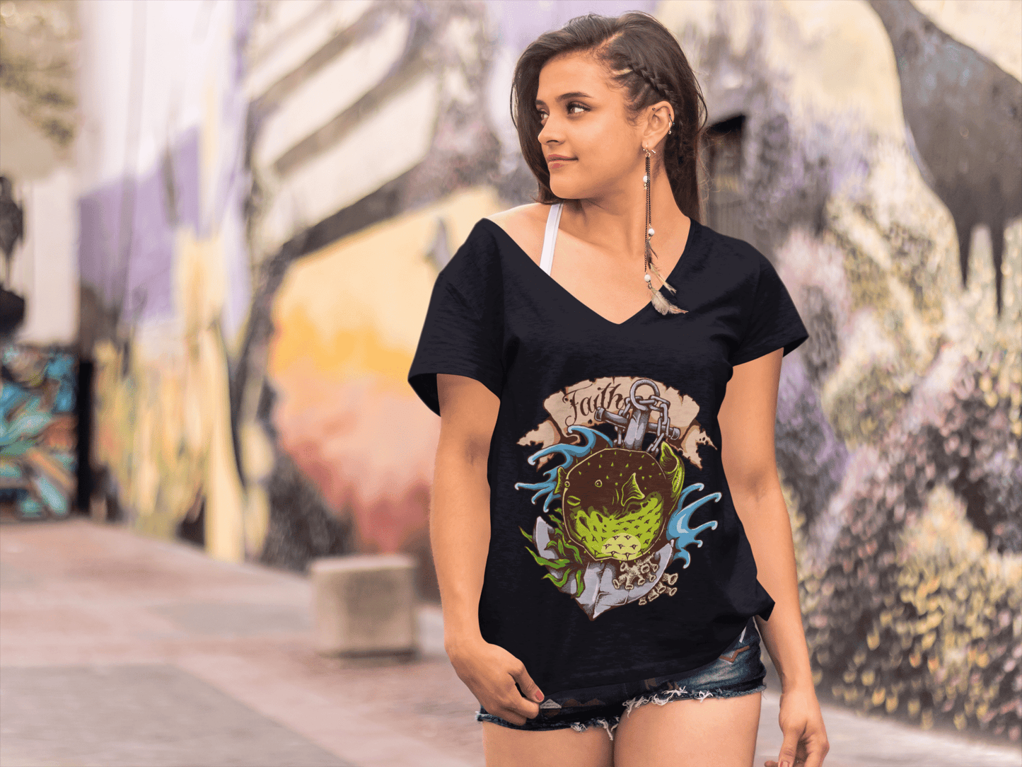 ULTRABASIC Damen-T-Shirt mit V-Ausschnitt Faith – Kugelfisch – Haken – Piratenshirt