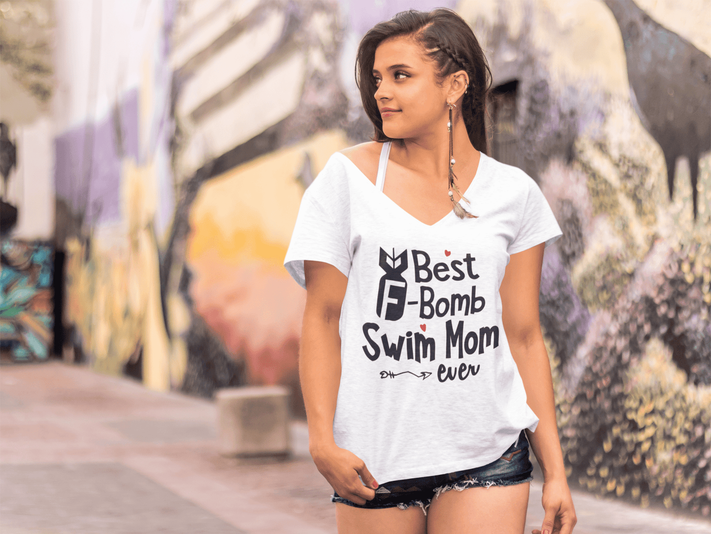 ULTRABASIC Damen-T-Shirt mit V-Ausschnitt „It's Me I'm Some Moms“ – Lustiges Mama-Zitat