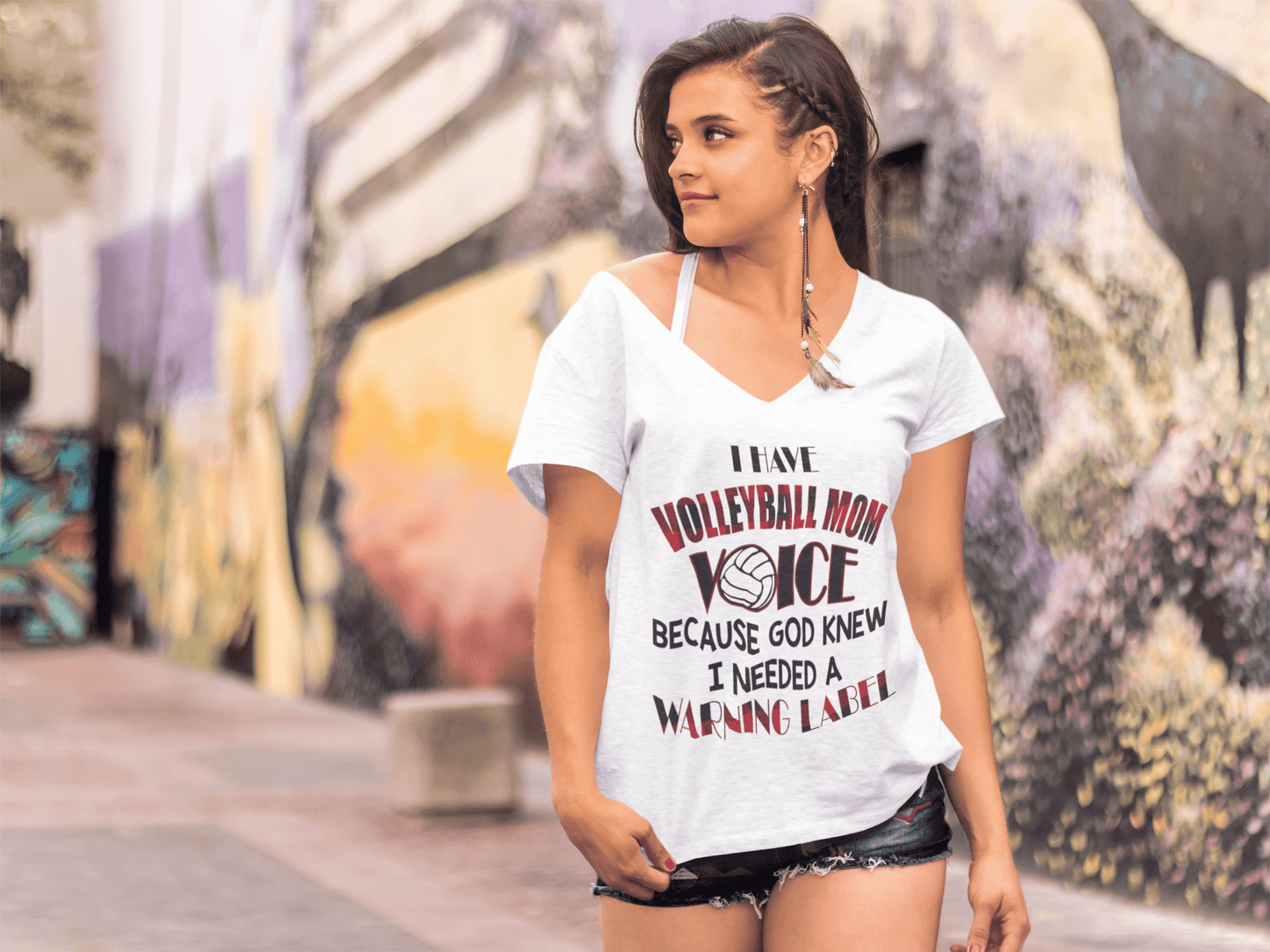 ULTRABASIC Damen-T-Shirt mit V-Ausschnitt „I Have a Volleyball Mom Voice“ – lustiges Zitat