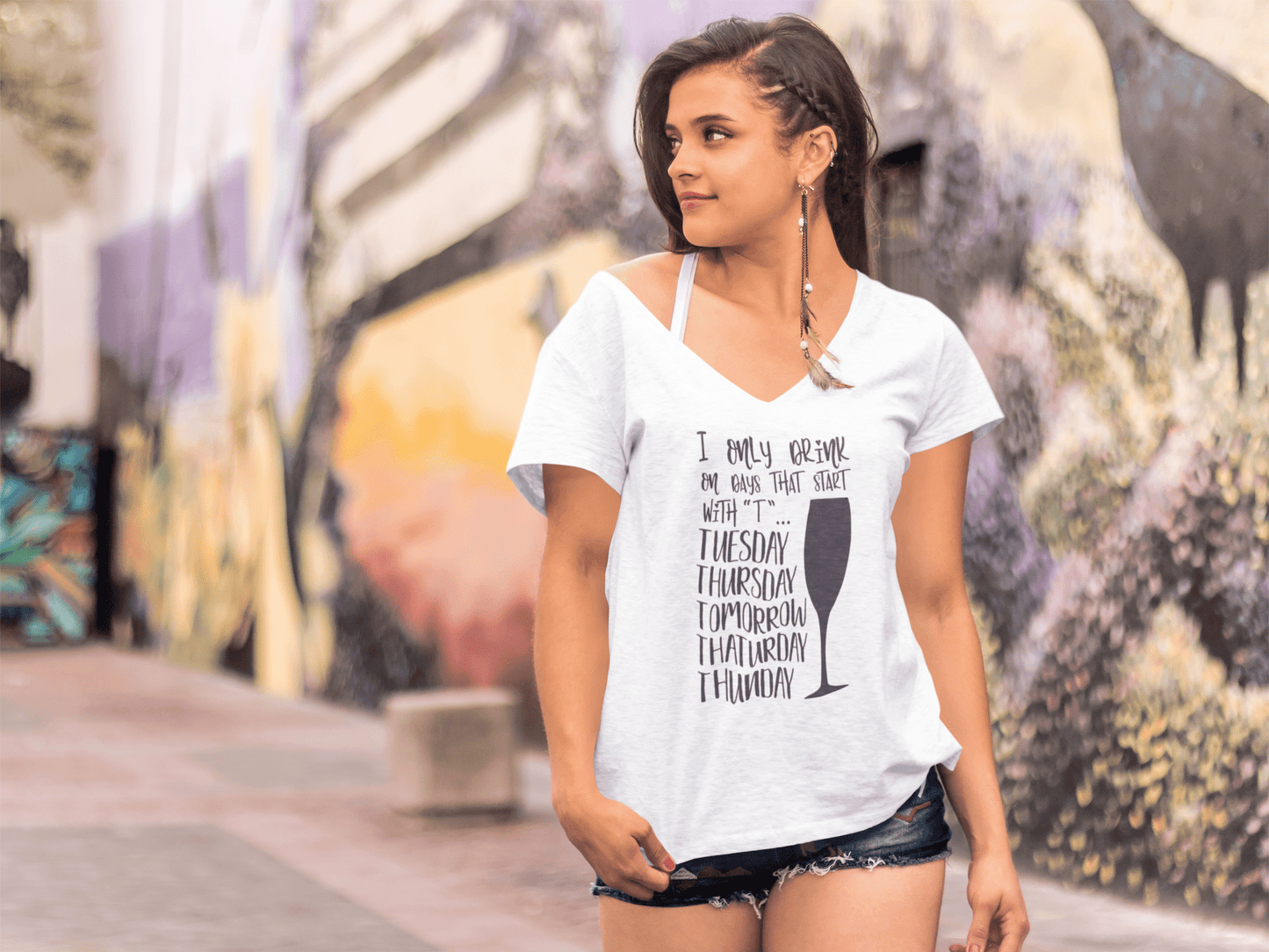 ULTRABASIC Damen-T-Shirt „I Only Drink On Days That Start With T“ – Lustiges Humor-Kurzarm-T-Shirt